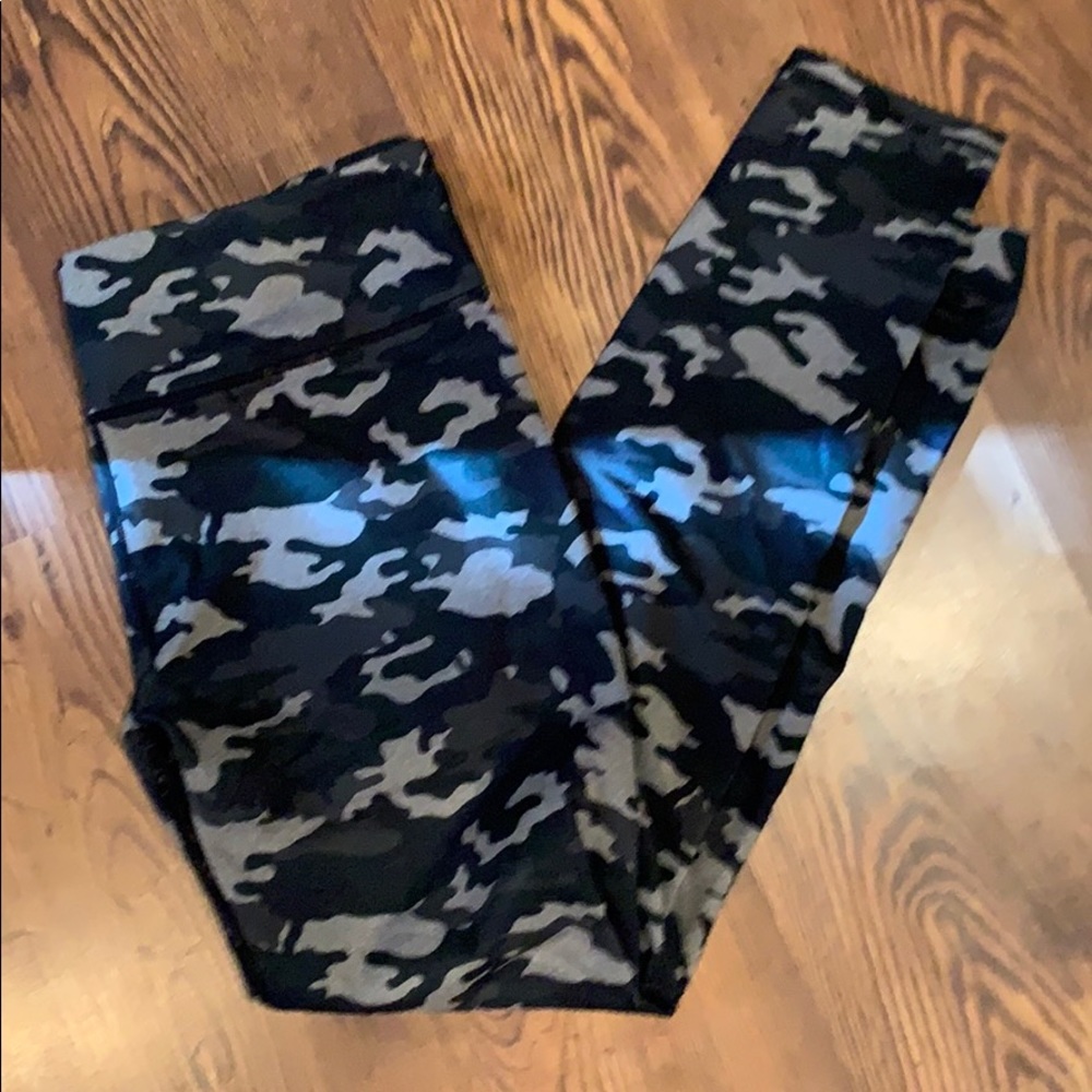 Fabletics salar powerhold moss camo legging